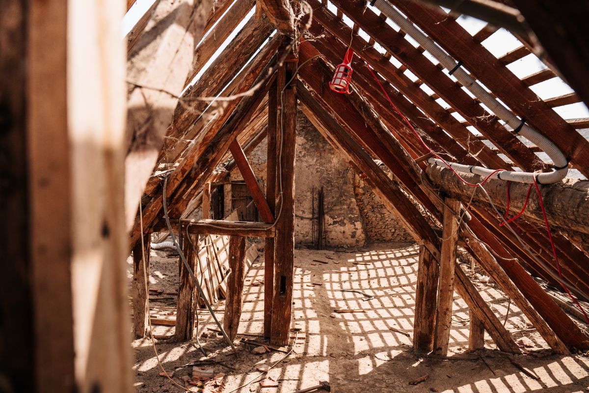 Otevřený krov s dřevěnými krokvemi při rekonstrukci