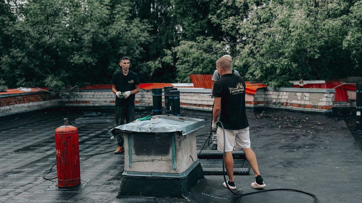 Pokládka hydroizolační fólie na plochou střechu