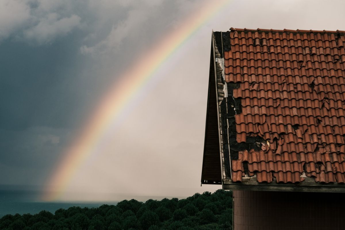 Oprava poškozené střechy po vichřici